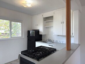 Building Photo - 521 Adams St NE