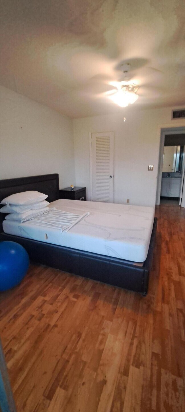 Building Photo - 230 Bedford E