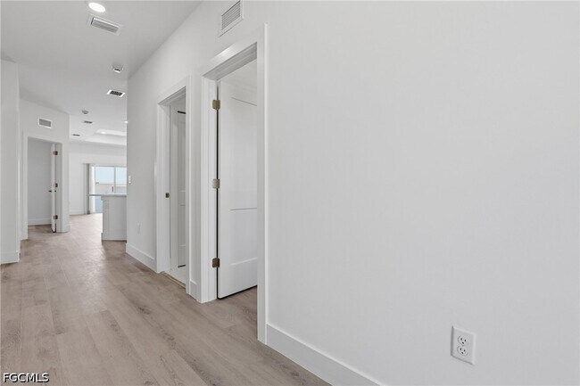 Building Photo - 721 Ivan Ave S