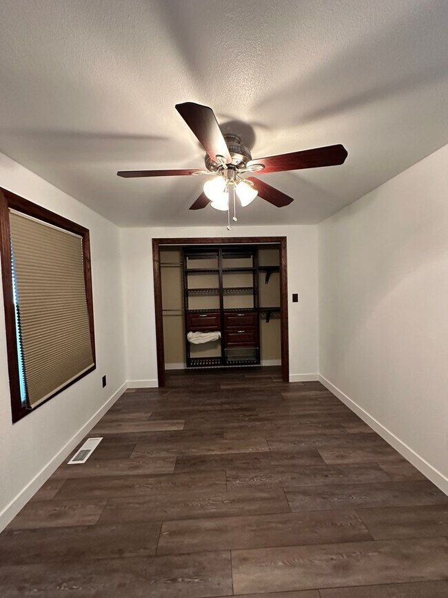 Building Photo - 2414 W. Bruneau Ave. 4 Bedroom, 2 bath!