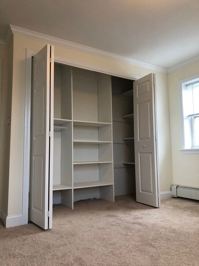 Building Photo - 2Br/1Bth apartment available June 1, 2026. Great location. Laundry in building!