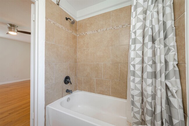 Building Photo - 4923 Poinciana Dr