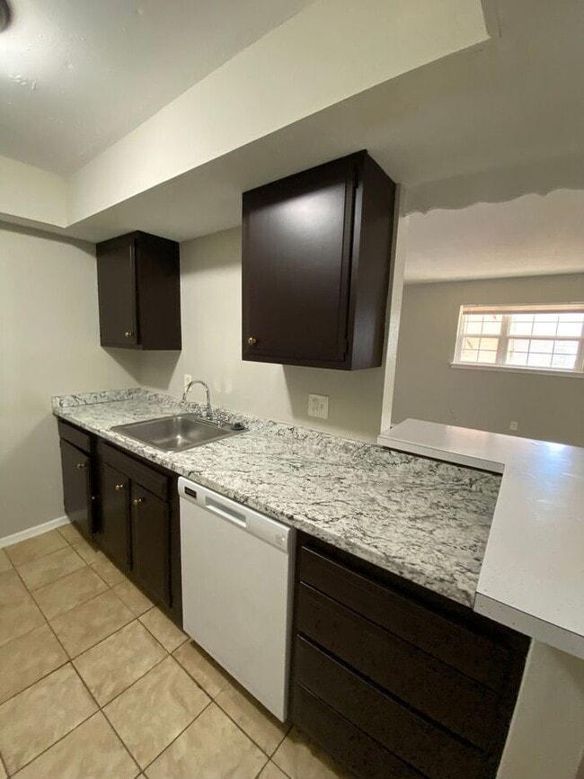 Building Photo - Large 1 BED 1 BATH
