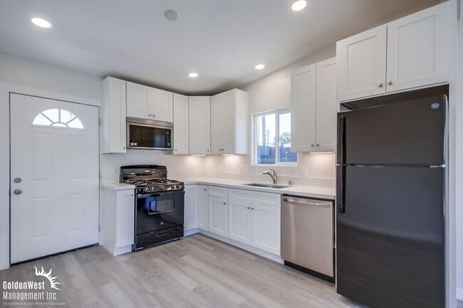 Building Photo - Remodeled 2Bdm 1Ba Apartment with Spacious...