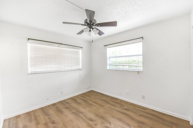 Building Photo - 9851 Sandalfoot Blvd
