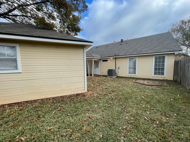 Building Photo - Stockwell Area! A Must See Today!