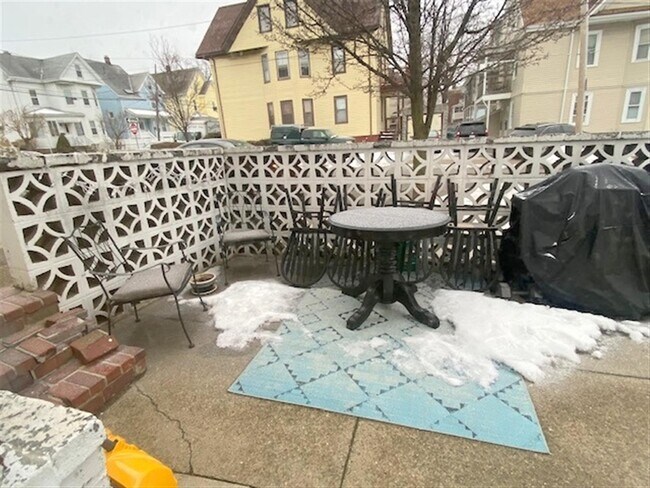 Building Photo - 519 Main St