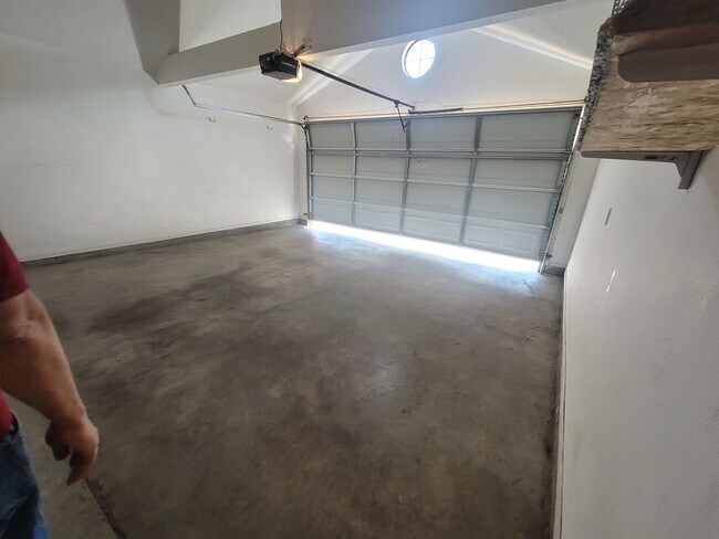 Building Photo - Ready to View!!