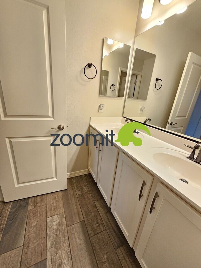 Building Photo - Wonderful 5 bedroom home **Coming Soon May 2026***