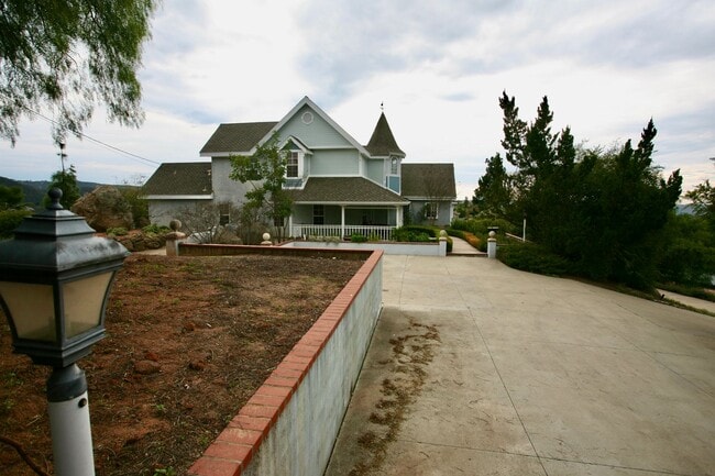 Building Photo - 4br 3-1/2ba Victorian in hills of Blossom Valley