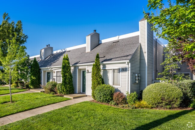 Primary Photo - Cottage Bay Apartments