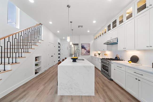 Building Photo - 406 E 33rd St