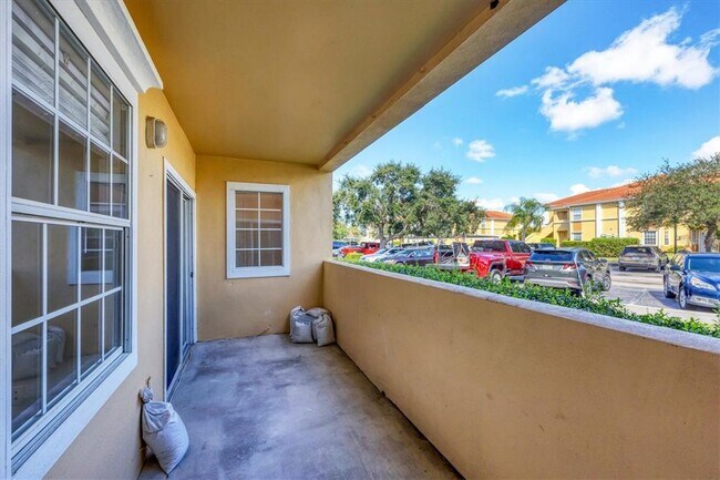 Building Photo - 1010 Villagio Cir