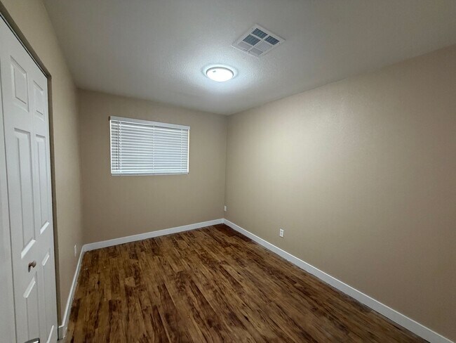 Building Photo - 5810 W Earll Dr