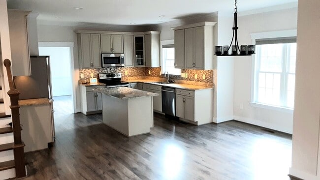 Building Photo - Country Estate Home in Ashland Area