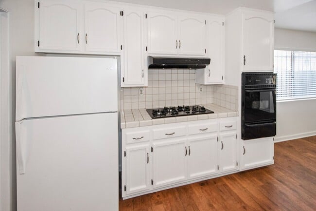 Building Photo - Available Now! Spacious 3BR, 2BA, 1,76sq.f...