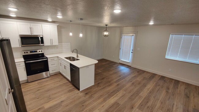 Building Photo - 1-year old- 3 Bed/2.5 Bath Townhome in Wes...