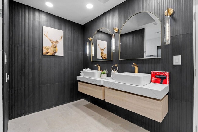 Building Photo - 5048 Bluff Pl