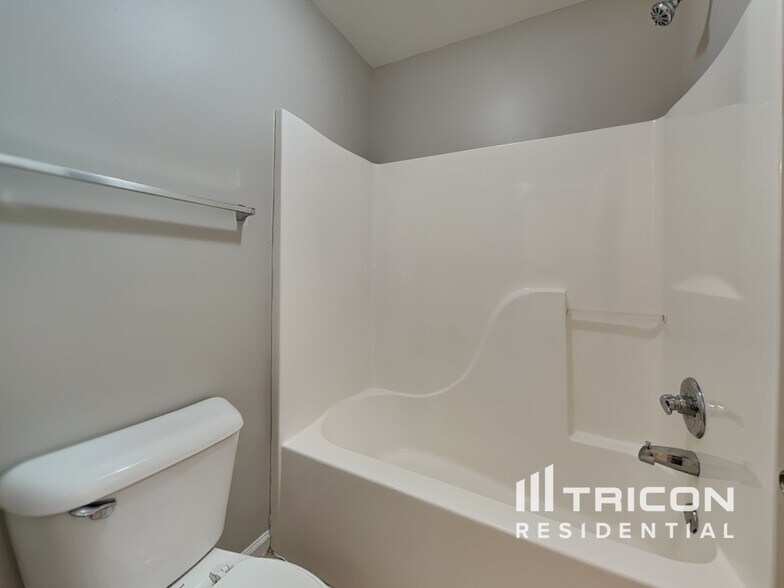Building Photo - 294 Sweetwater Bridge Cir