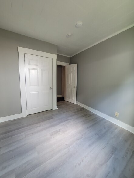 Building Photo - 162 Rollstone St