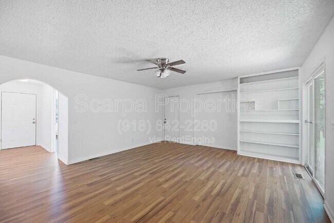 Building Photo - 313 E Woodrow Pl