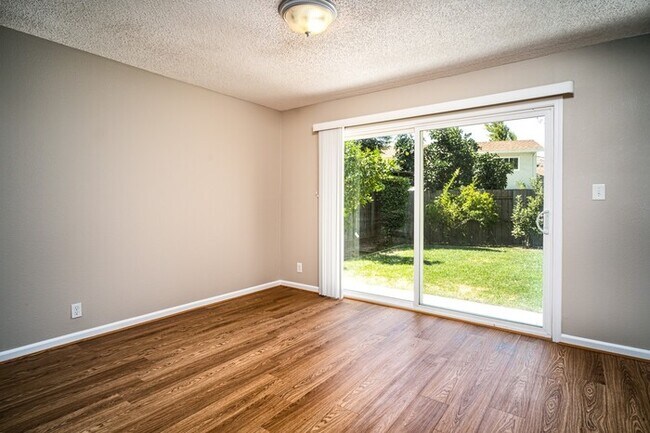 Building Photo - AVAILABLE NOW - 3Bed/2Bath Home for rent i...