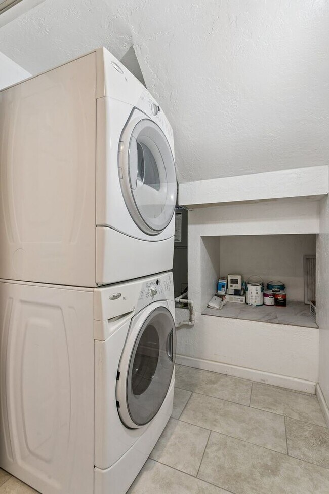 Building Photo - Beautiful 2 Bedroom