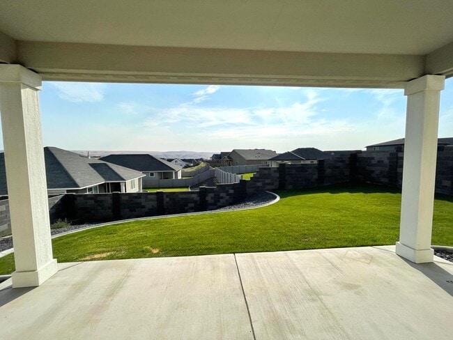 Building Photo - Beautiful newer construction home in Richl...