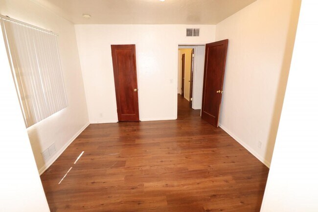 Building Photo - 3 Bedroom 2 Bathroom