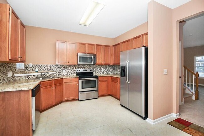 Building Photo - End Unit 3BD/2.5BA Townhome in Mill Creek!