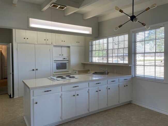 Building Photo - 1925 Driskill St