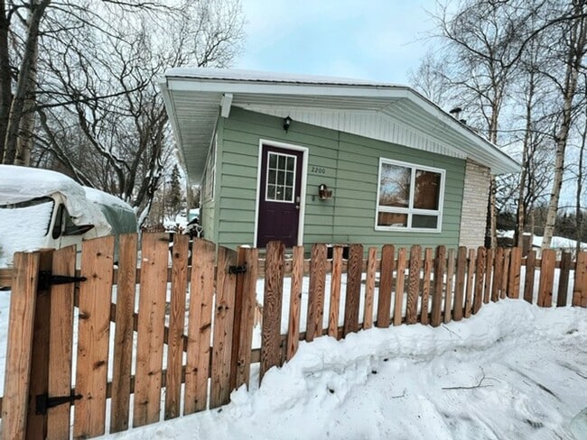Building Photo - Spacious Midtown Two Bedroom with Utilitie...