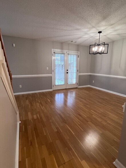 Building Photo - 530 City Park Dr