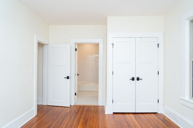 Building Photo - Large 4 Bedroom Home On Oakhurst Circle