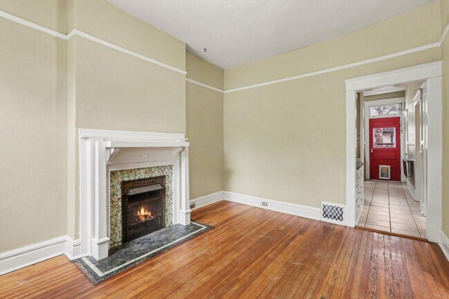 Building Photo - Charming Whittier Rowhome Near Larimer Street