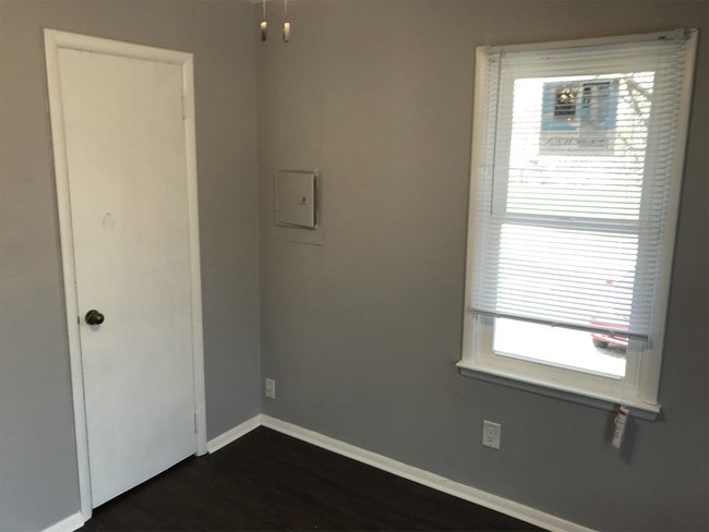 Building Photo - 1018 Lewis Ave