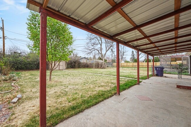 Building Photo - 424 S Locust St