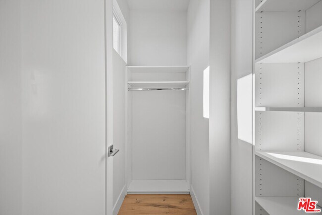 Building Photo - 3232 S Barrington Ave