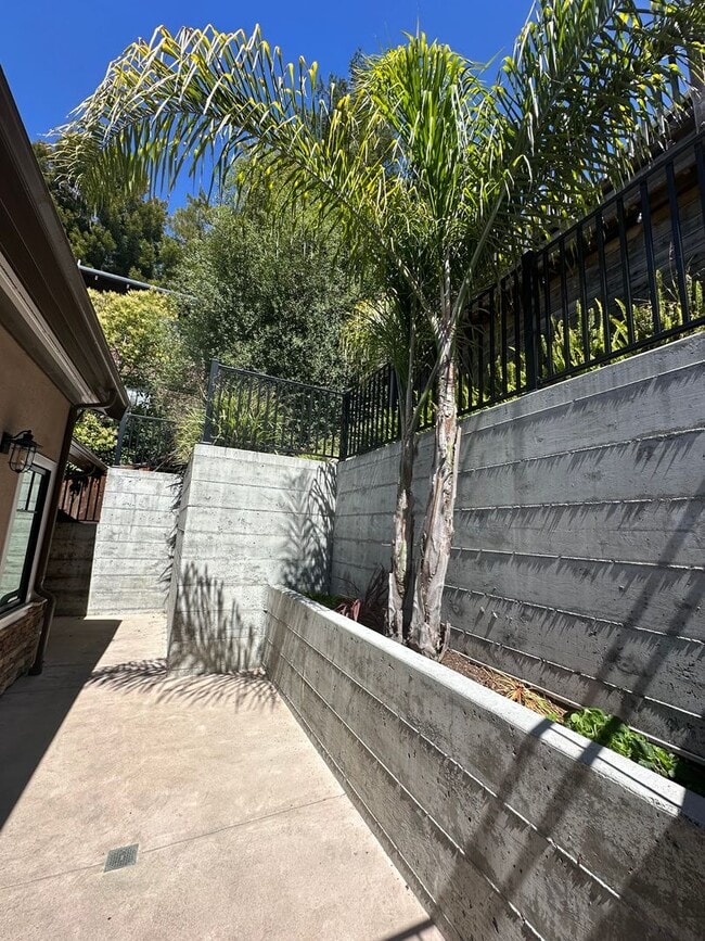 Building Photo - Modern 2-Bedroom Oasis with Expansive Deck...