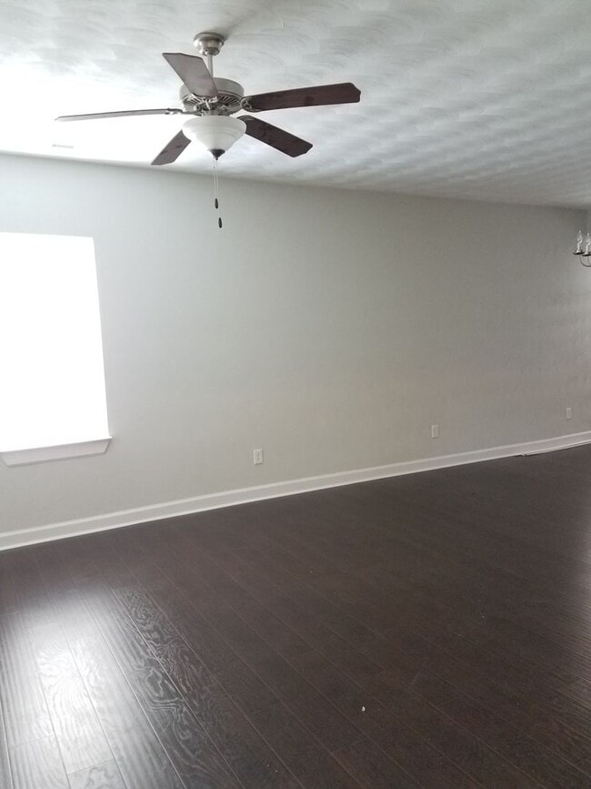 Building Photo - Spacious 4 Bedroom 3.5 Bath