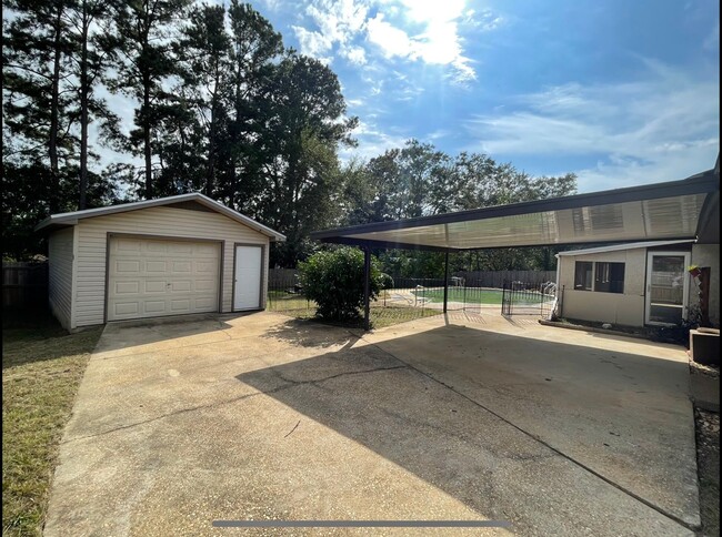 Building Photo - Pinehurst Subdivision  POOL!!!!