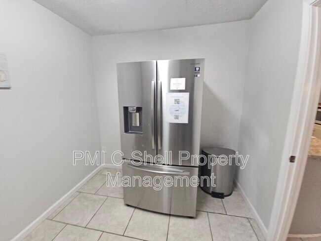 Building Photo - 4625 Tree Line Dr