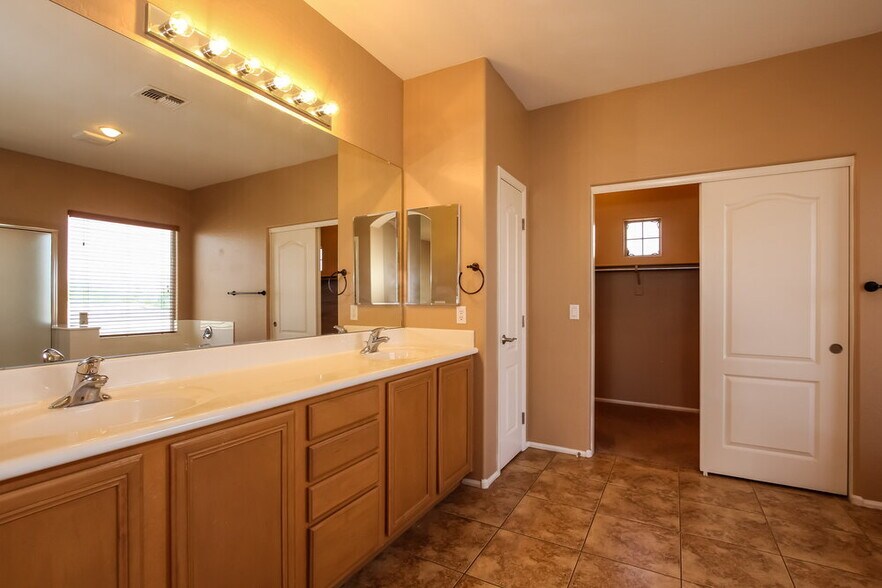 Building Photo - 10574 W Salter Dr