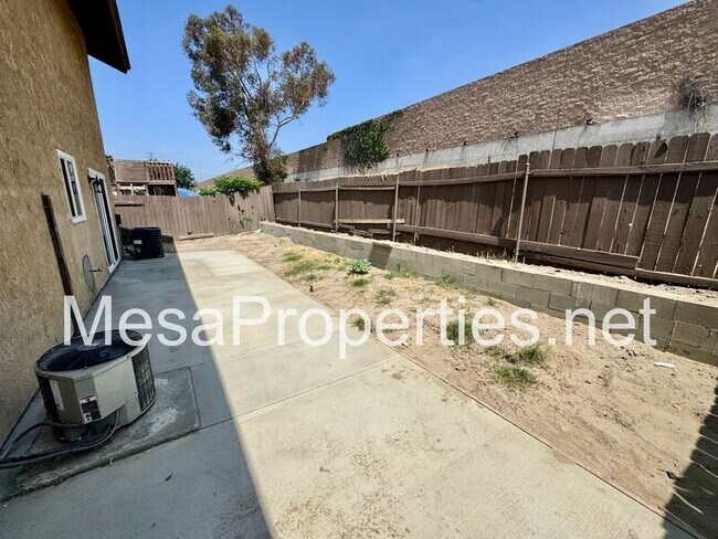 Building Photo - 1749 E Fairfield Ct