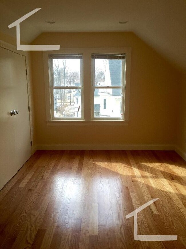 Building Photo - nice 4 bed in Newton