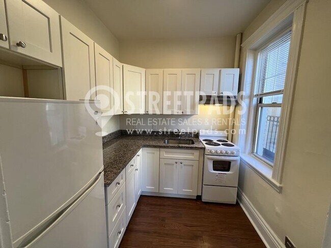 Building Photo - bedroom in Boston MA 02215
