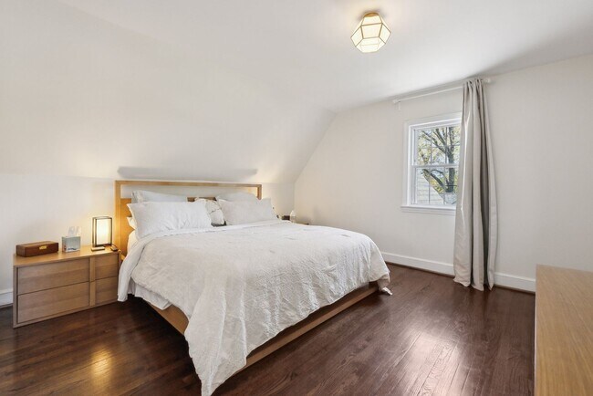 Building Photo - Spacious & Renovated Rental Home on Oversi...