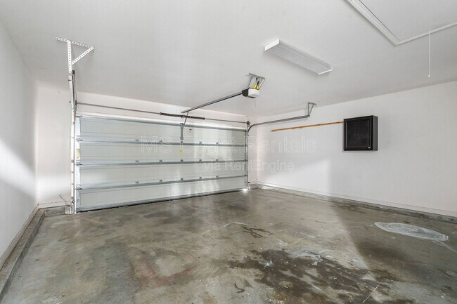 Building Photo - 515 E Marigold Dr