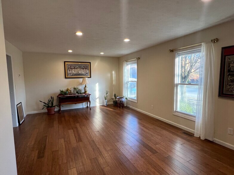 Building Photo - 1803 E Thornton Dr