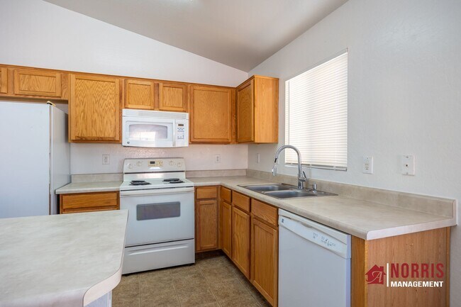 Building Photo - Great Home Located minutes from Freeway